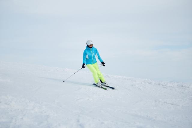 スキーも板で足が固定され膝を捻ることがあります